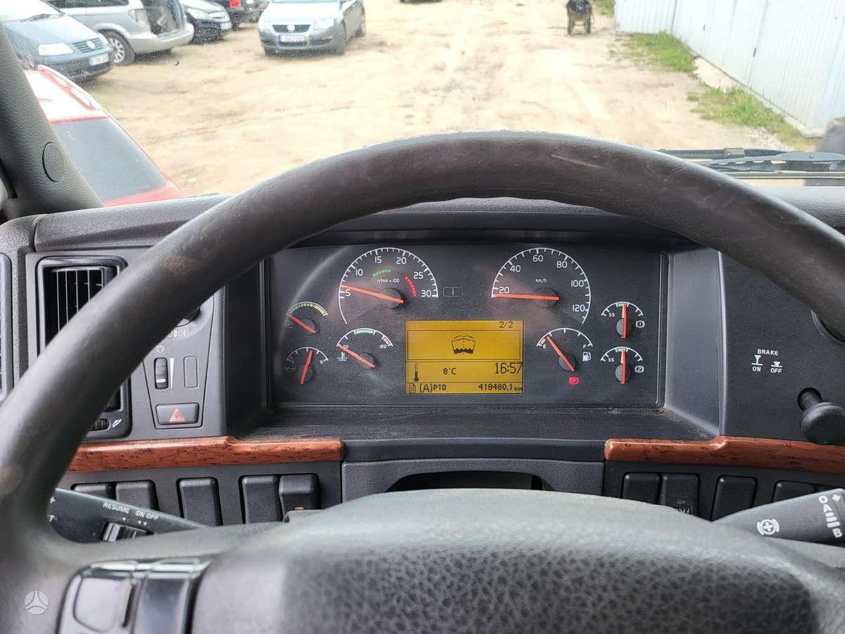 Volvo FM9, ar krānu