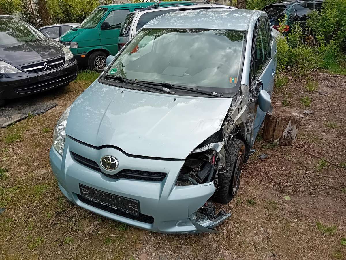 Toyota Corolla Verso по частям