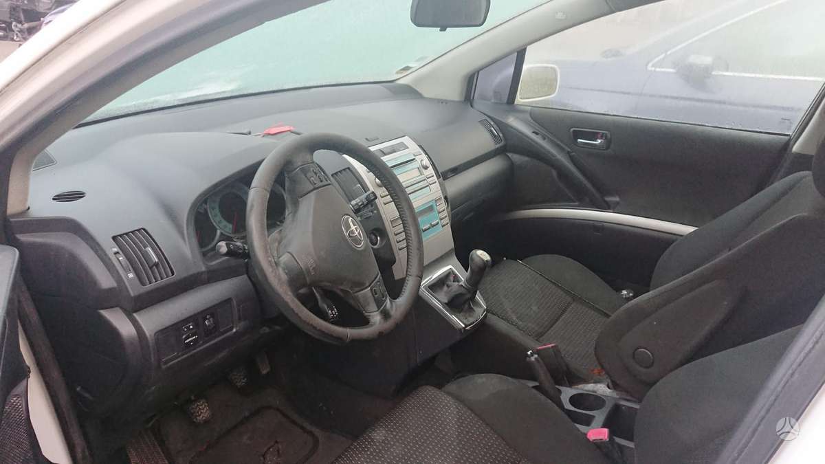 Toyota Corolla Verso по частям