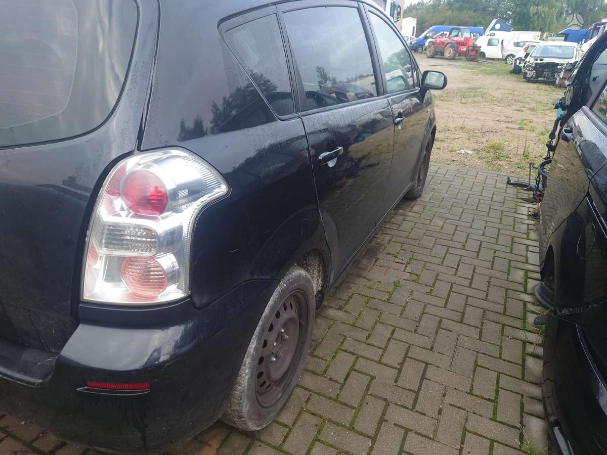 Toyota Corolla Verso по частям