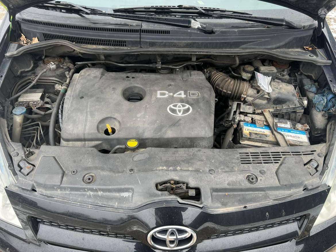 Toyota Corolla Verso по частям