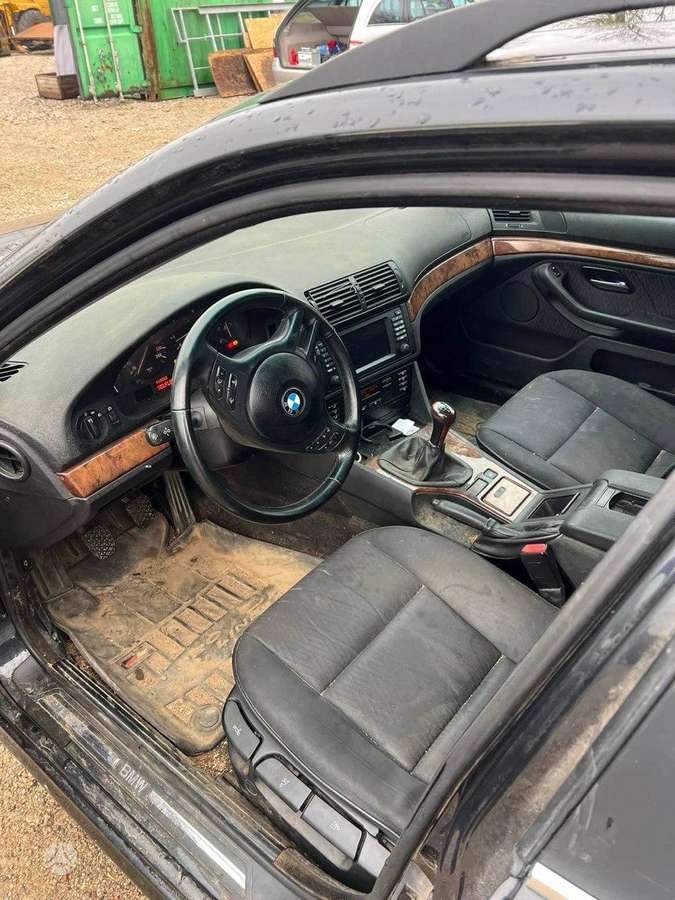BMW 530 dalimis