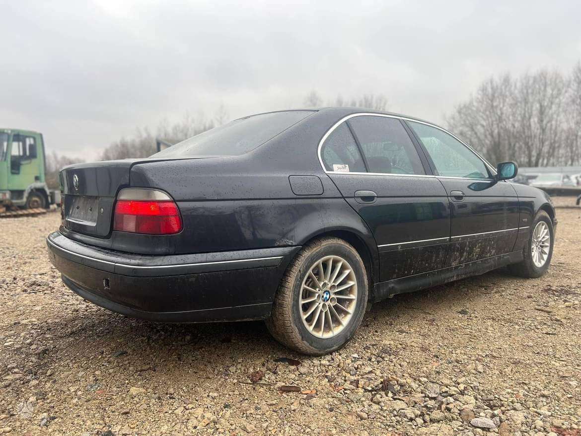 BMW 530 dalimis