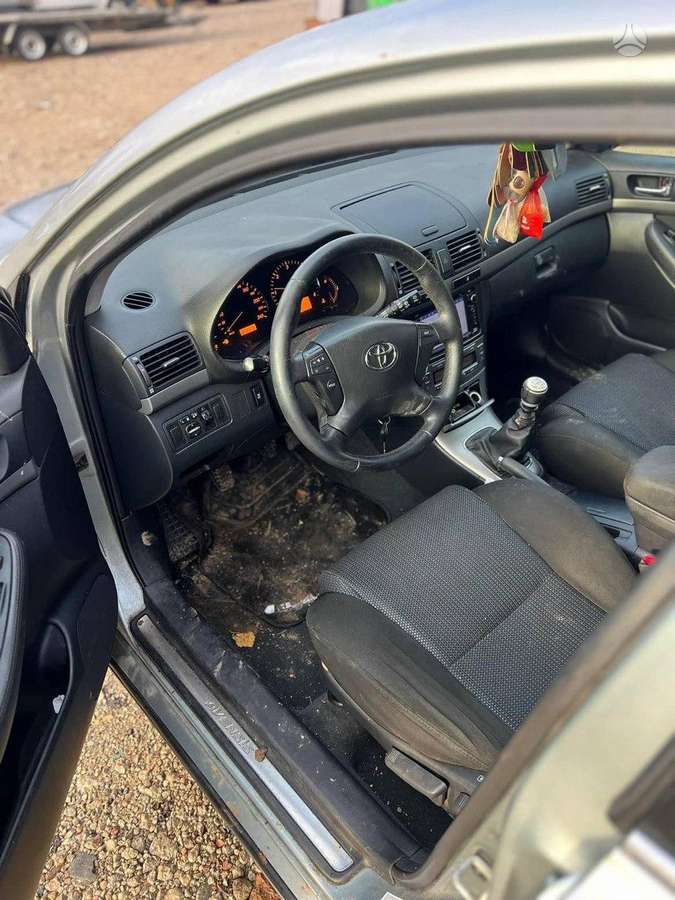 Toyota Avensis по частям