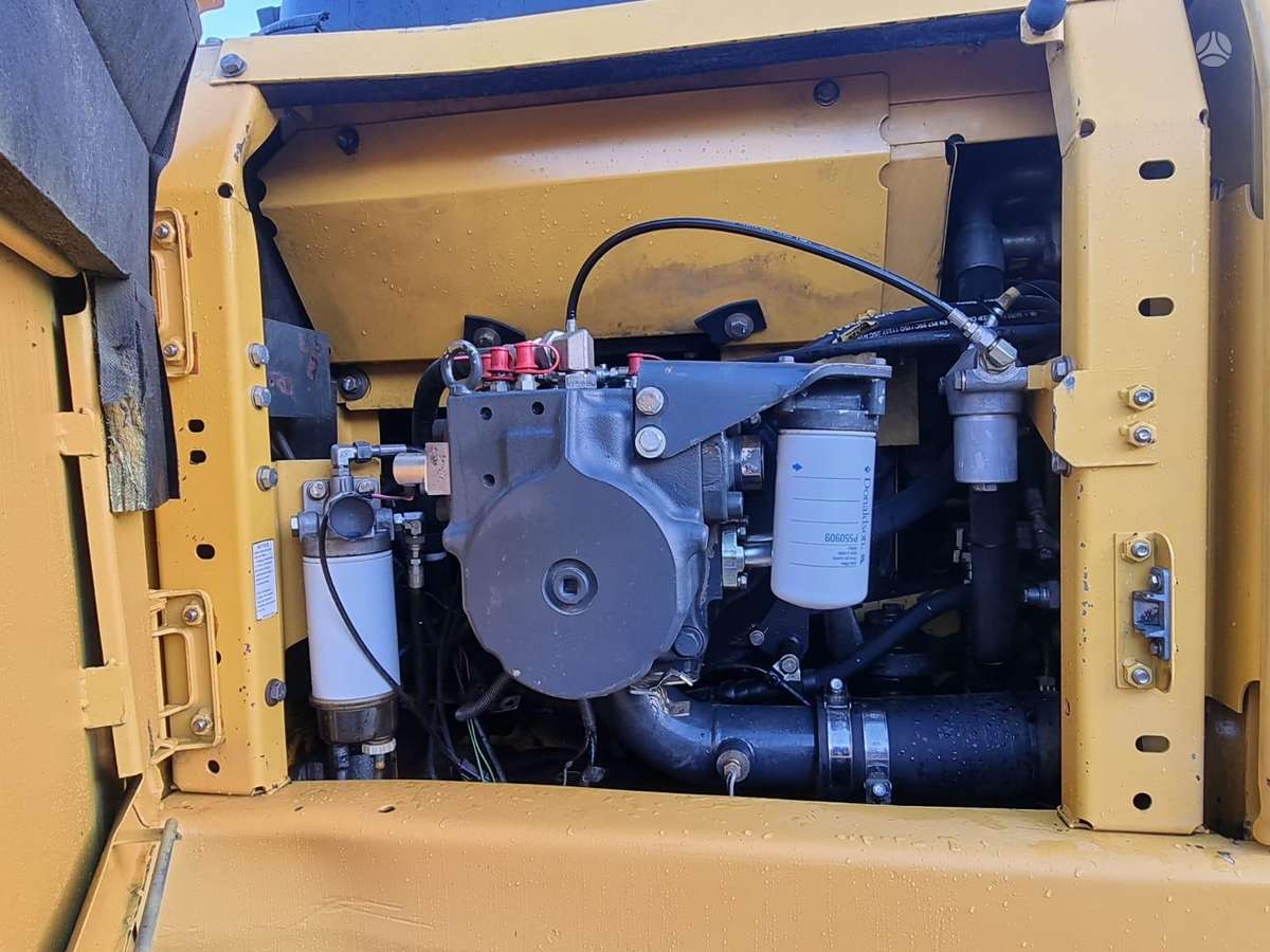 Komatsu PC210 LC-8, ekskavatori