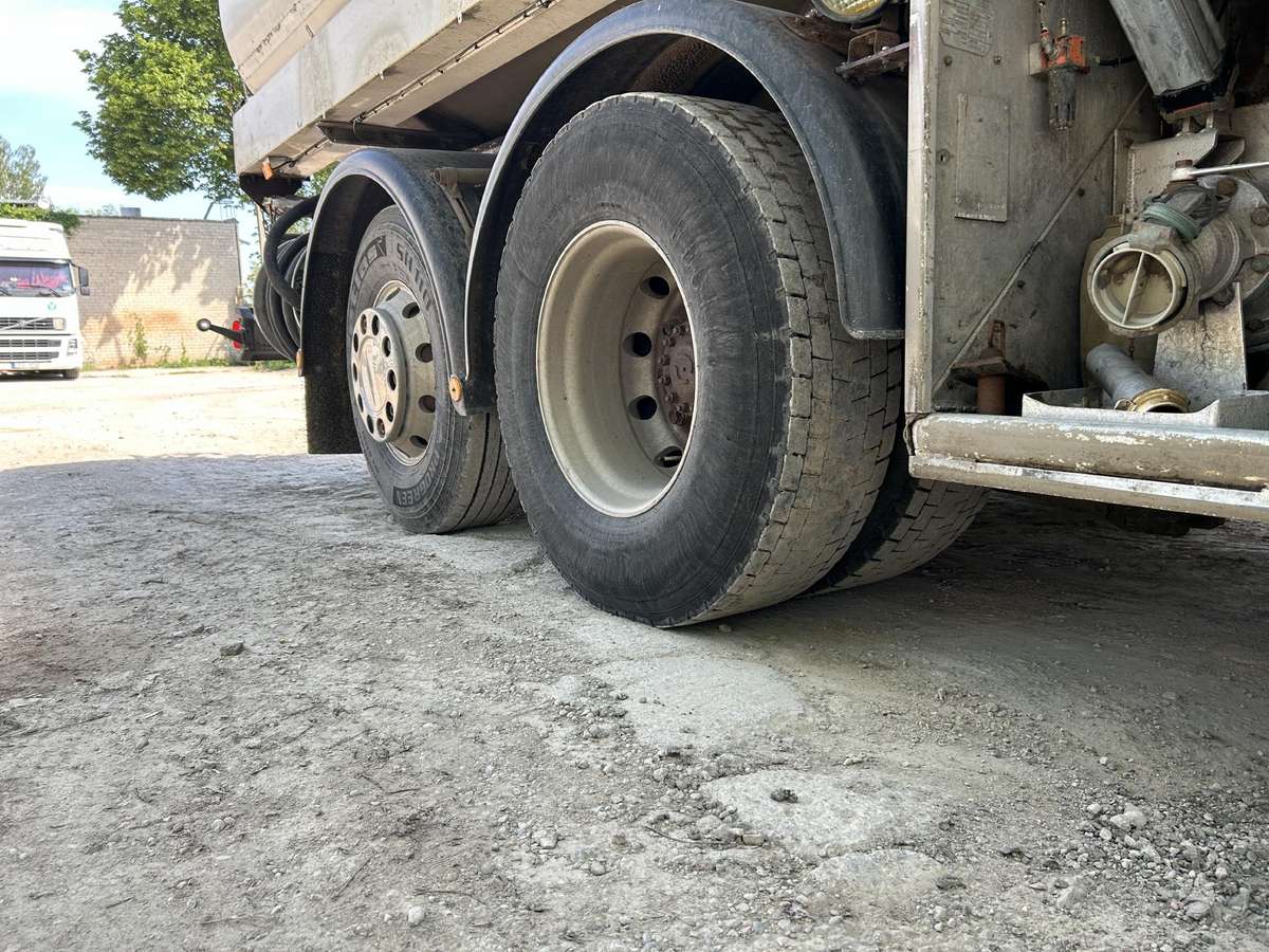 Volvo FM7, autocisternos