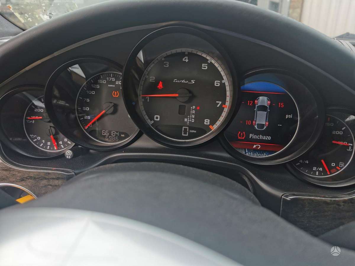 Porsche Panamera dalimis