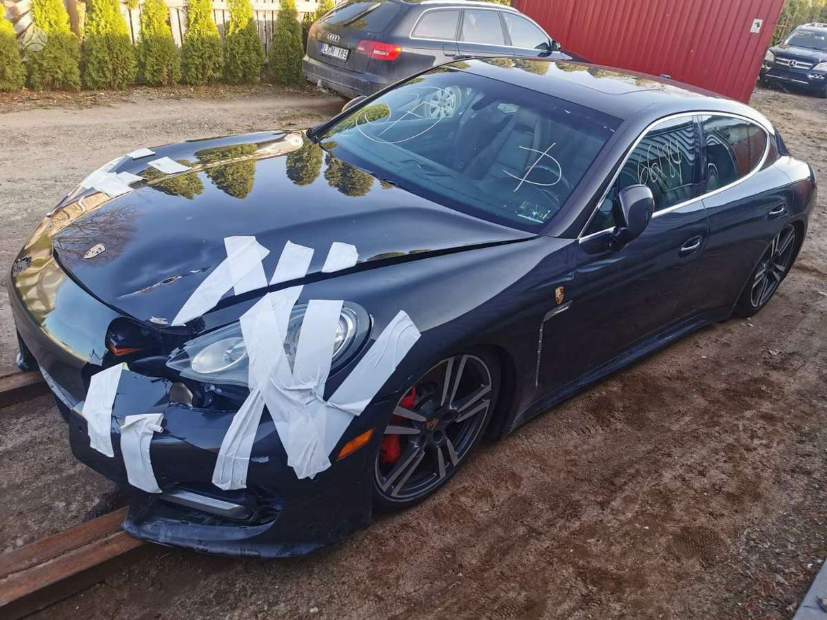 Porsche Panamera dalimis