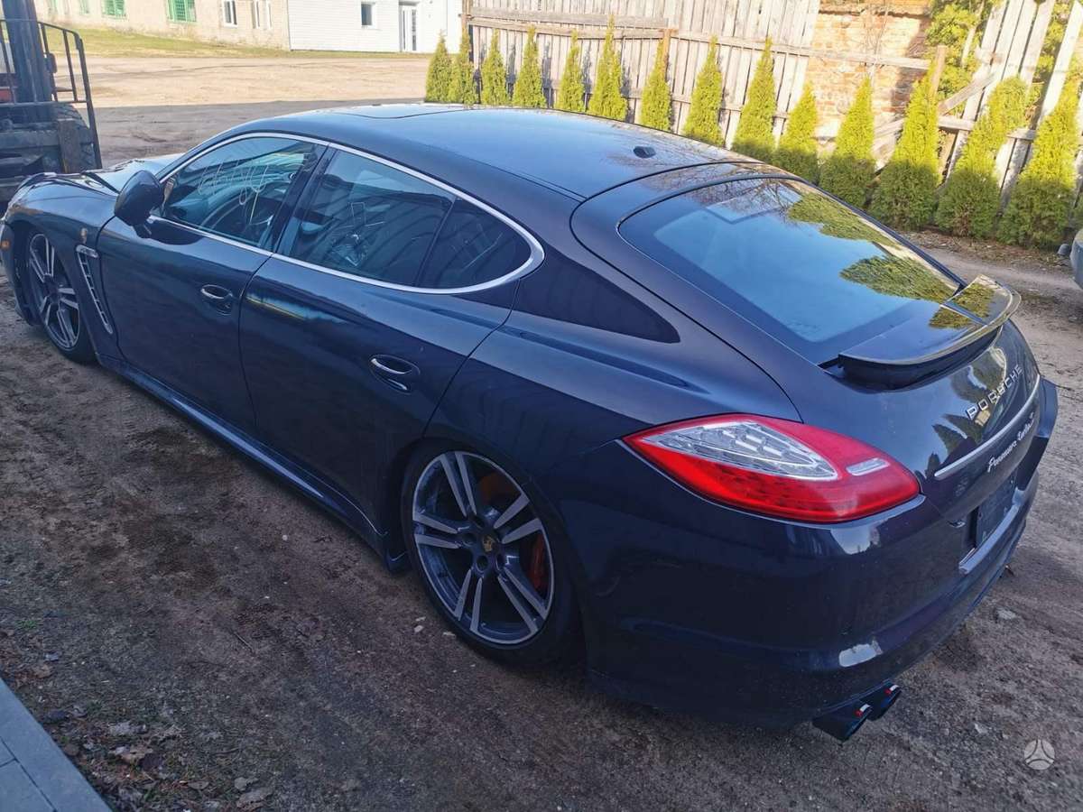 Porsche Panamera dalimis
