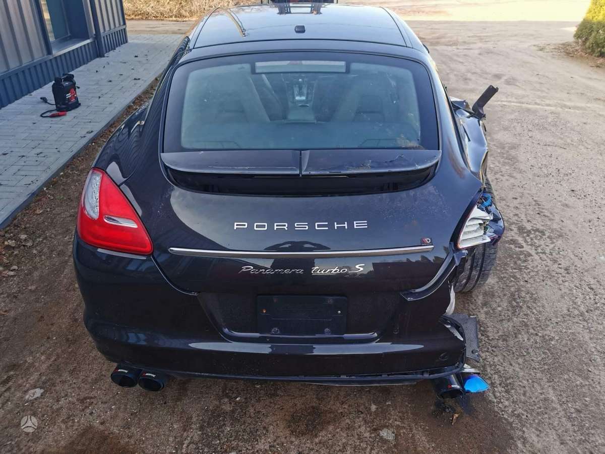 Porsche Panamera dalimis