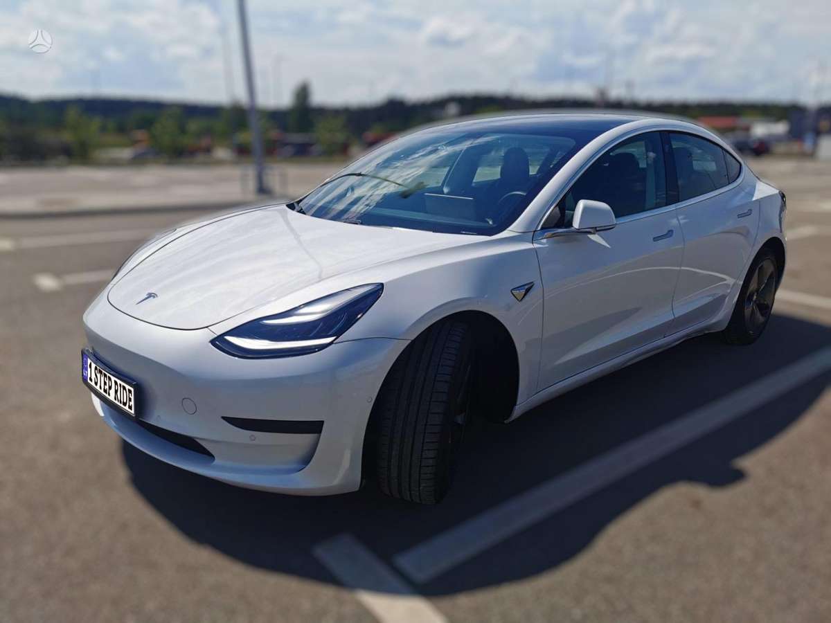 Tesla Model 3, Седан