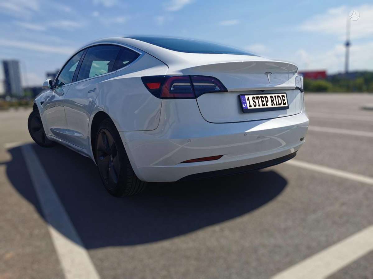 Tesla Model 3, sedanas