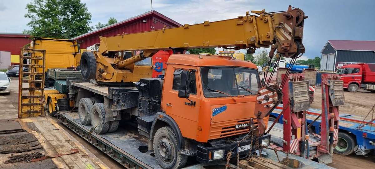 Kamaz 53215, crane