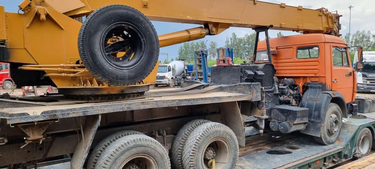 Kamaz 53215, crane
