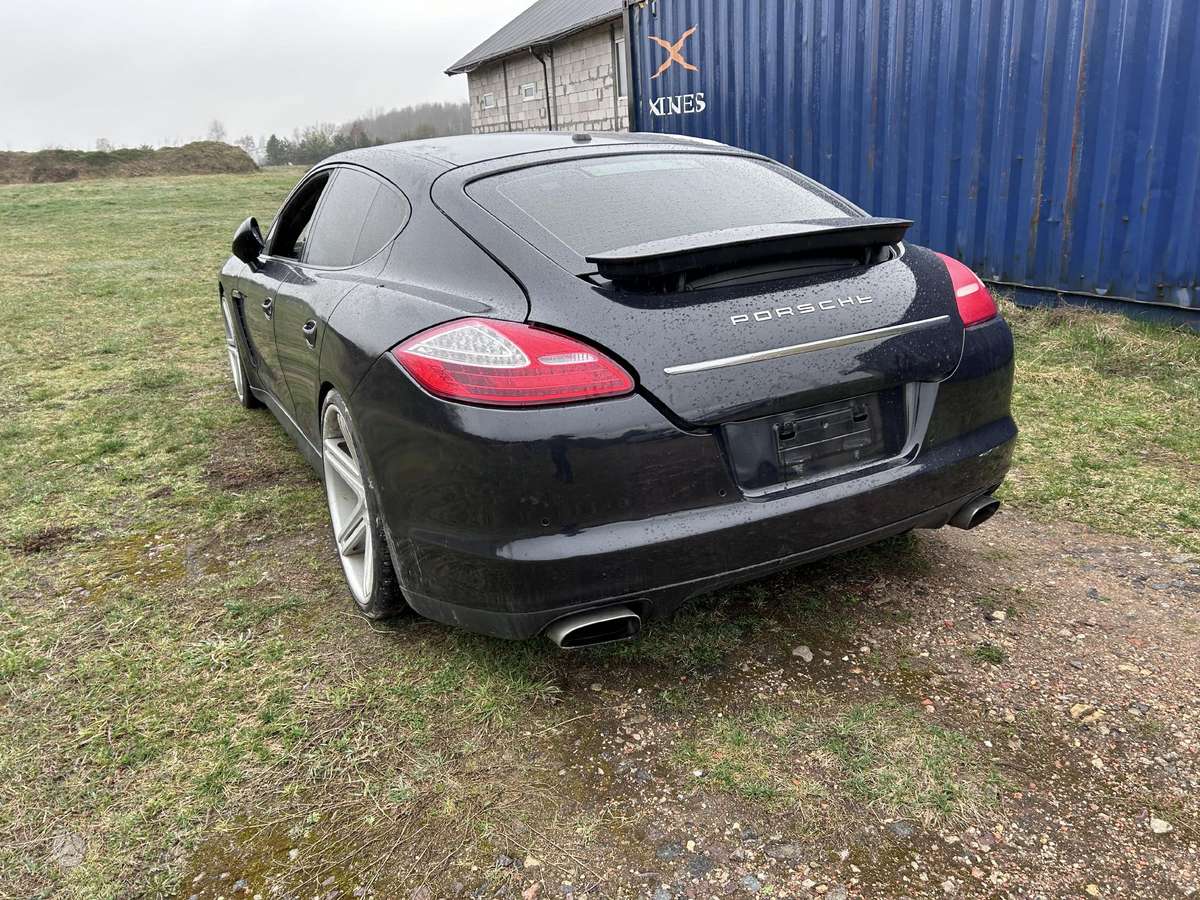 Porsche Panamera dalimis