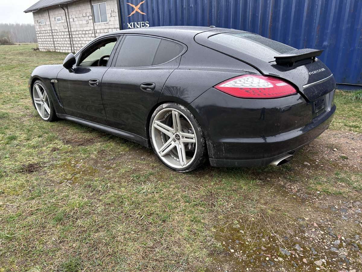 Porsche Panamera dalimis