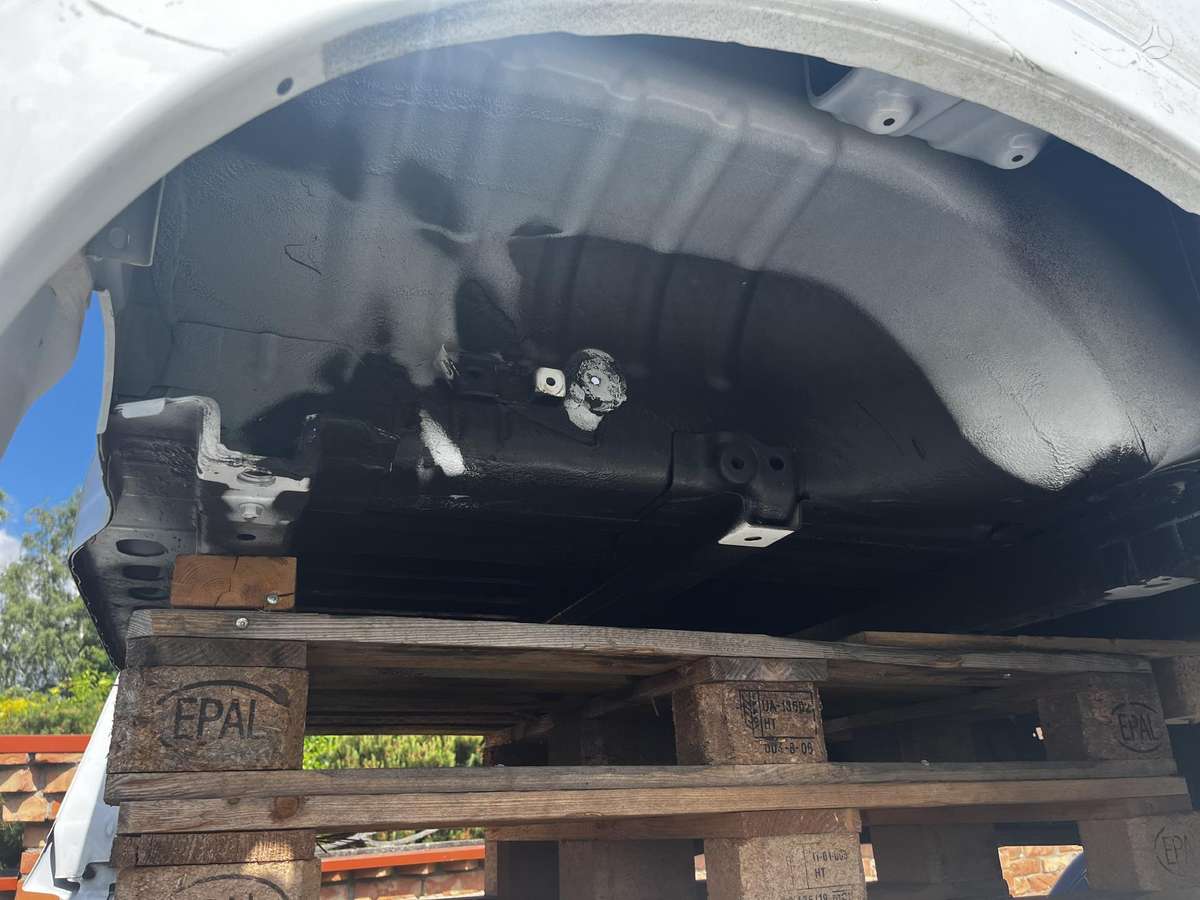 Isuzu D-Max, Krovinis skyrius, hood (front, rear)