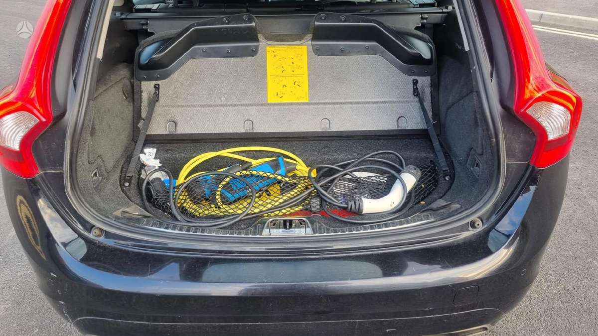 Volvo V60 dalimis