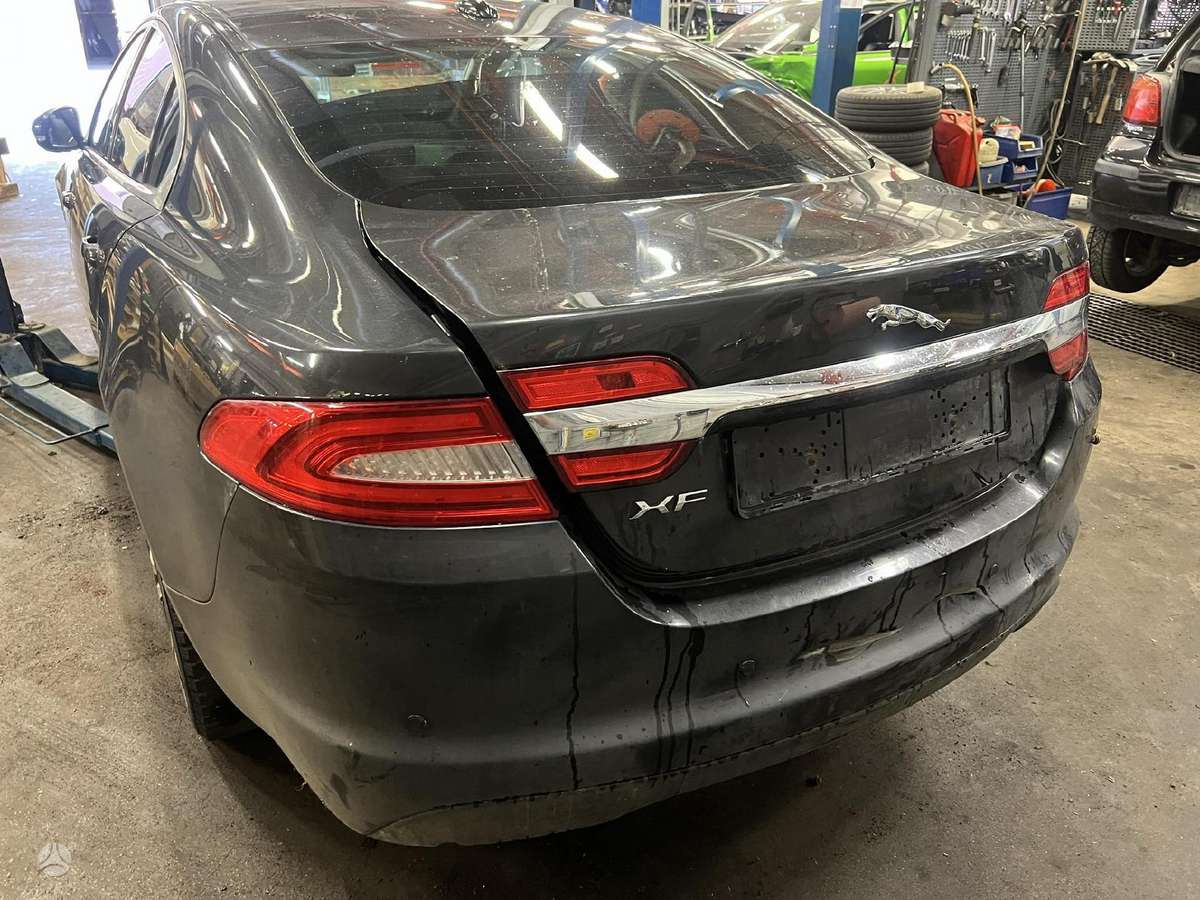 Jaguar XF dalimis. 224dt