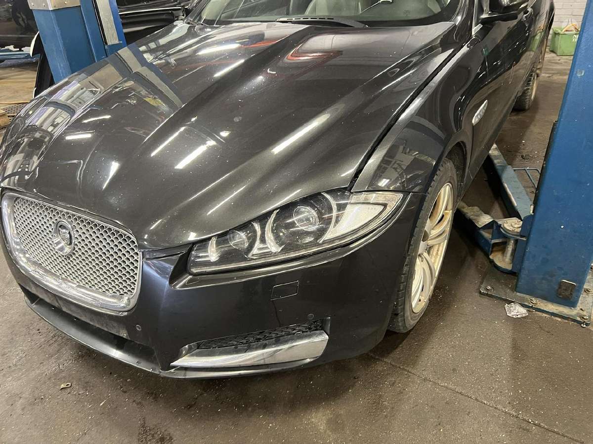 Jaguar XF dalimis. 224dt