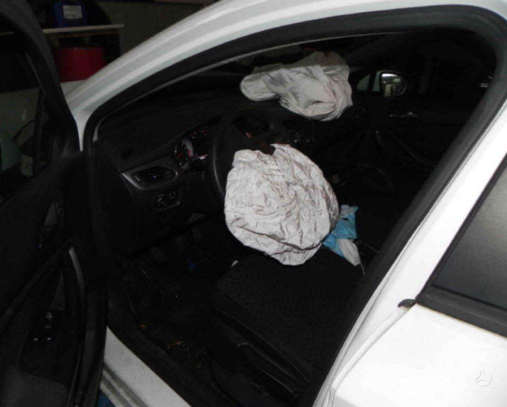 Opel Astra dalimis