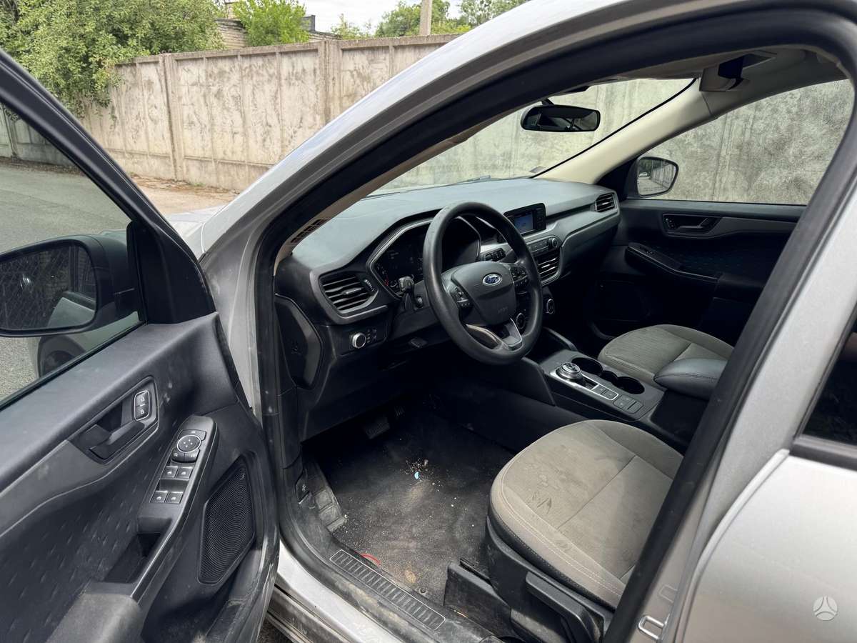 Ford Escape Visas dalimis