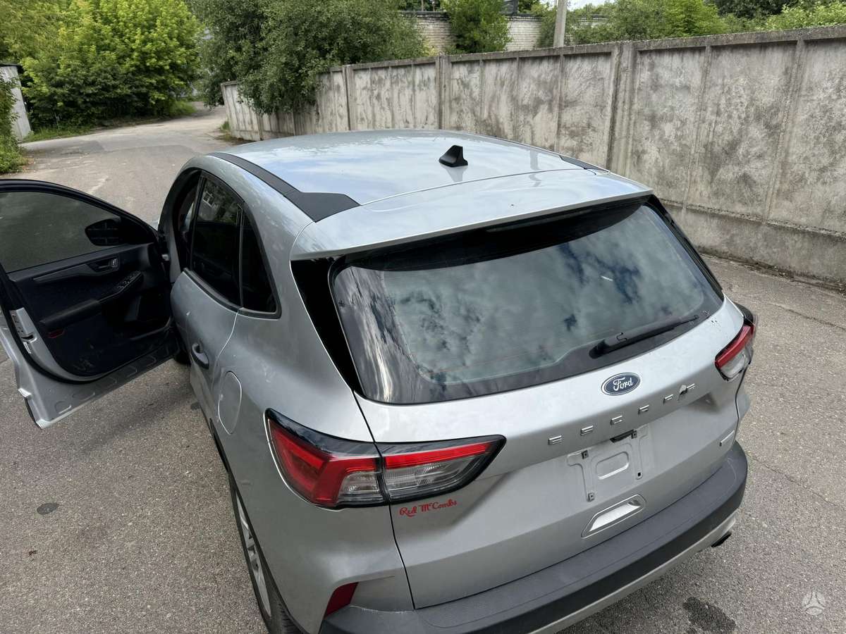 Ford Escape Visas dalimis