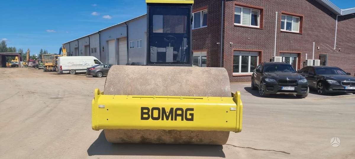Bomag BW211D-3, vibrator / compactor