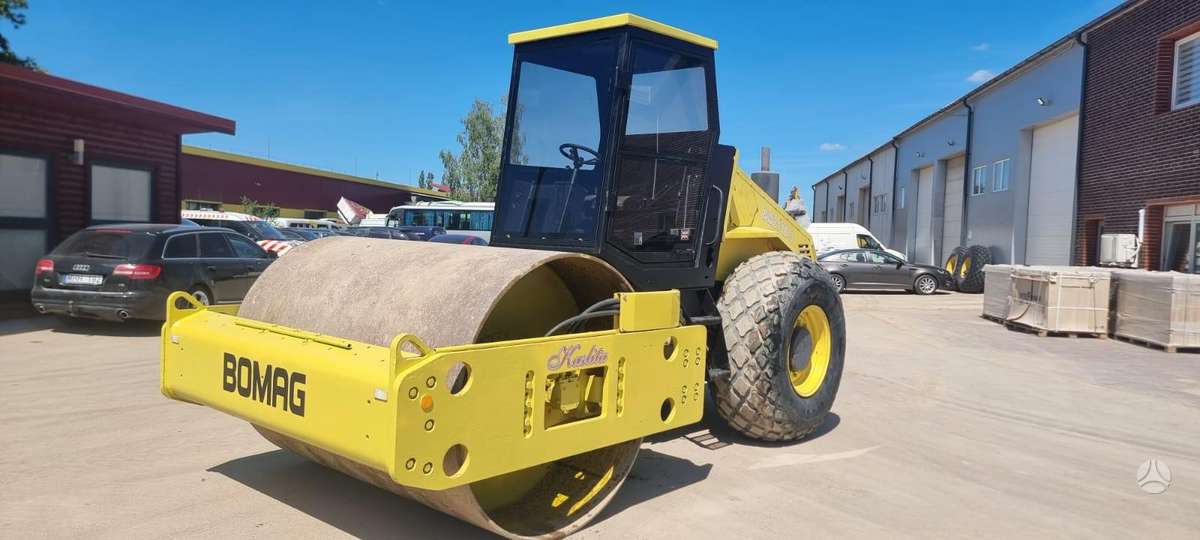 Bomag BW211D-3, vibrator / compactor