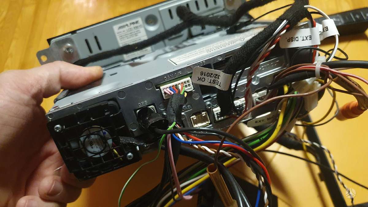 Alpine LCD X-901D, multimedia and navigation