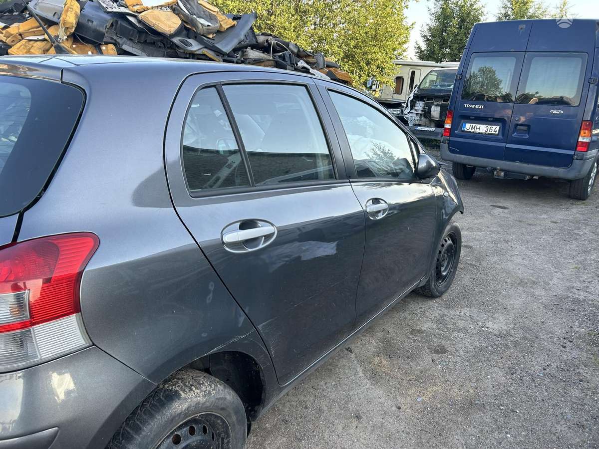 Toyota Yaris по частям