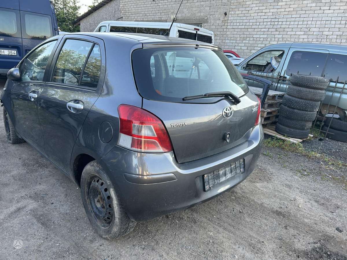 Toyota Yaris по частям