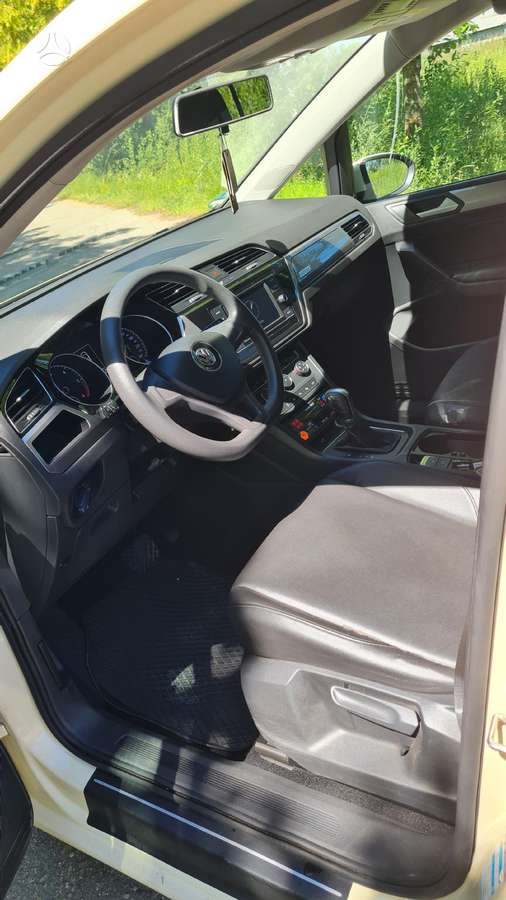 Volkswagen Touran - 12