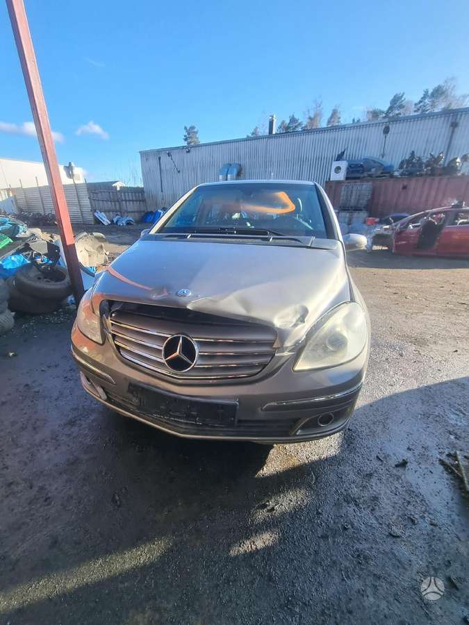 Mercedes-Benz B180