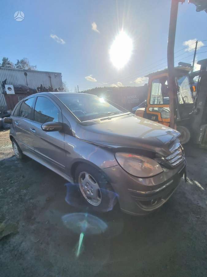 Mercedes-Benz B180