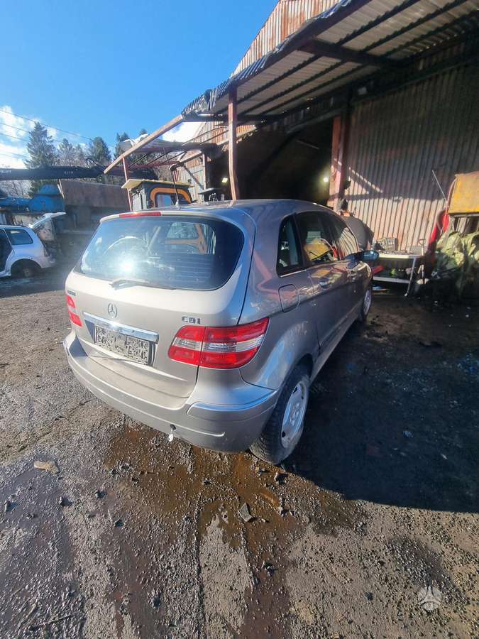 Mercedes-Benz B180