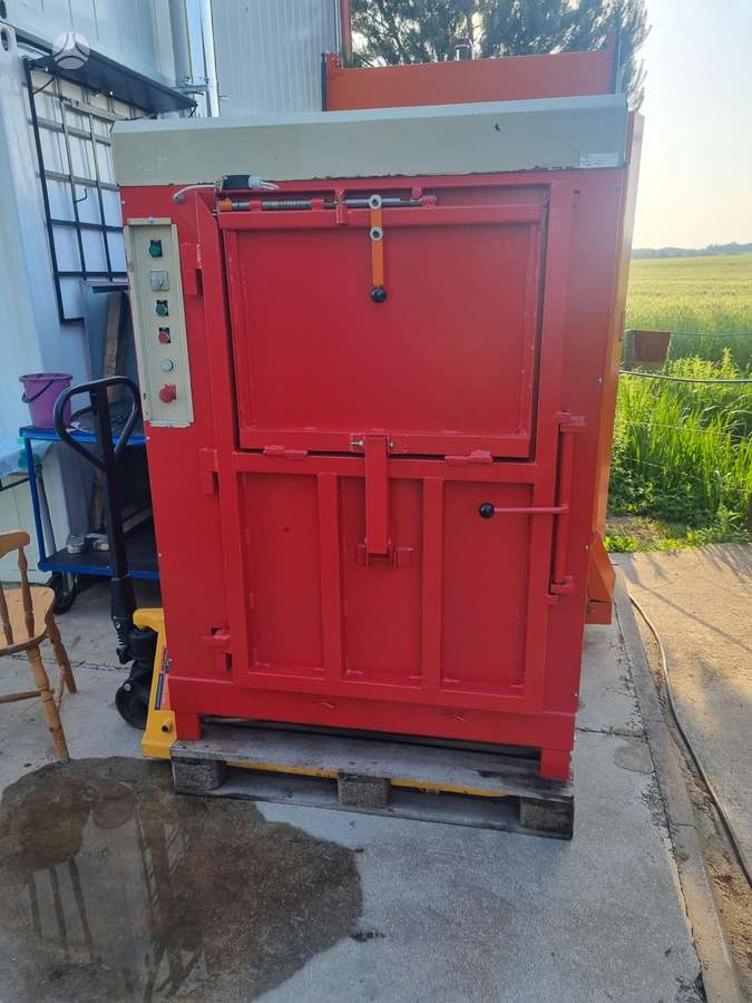 -Kita- V 5, waste containers
