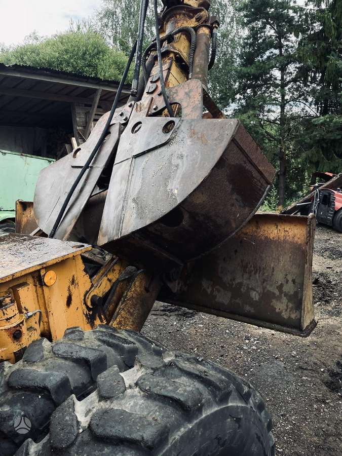 Case 688B, ekskavatoriai