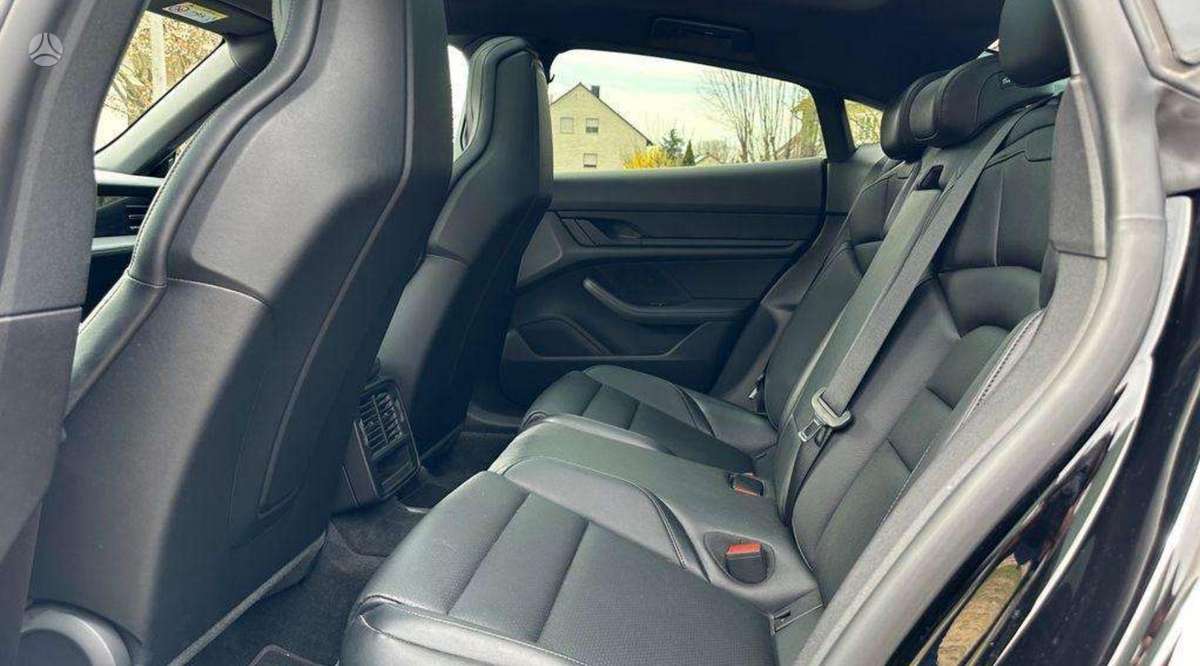 Porsche Taycan, Седан