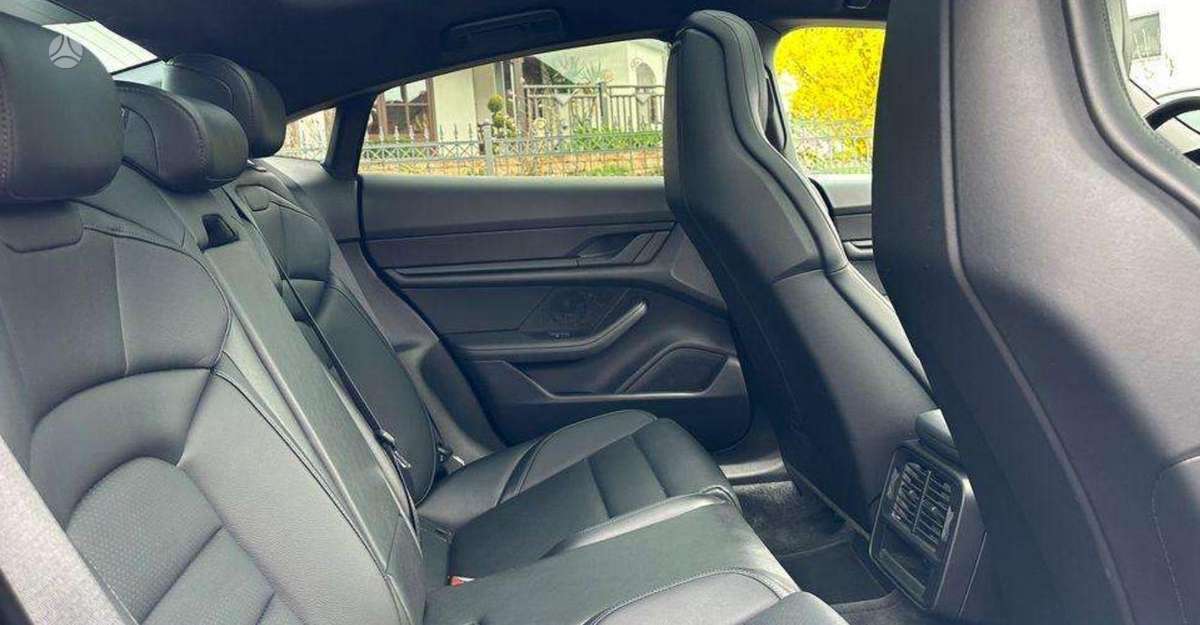 Porsche Taycan, sedanas