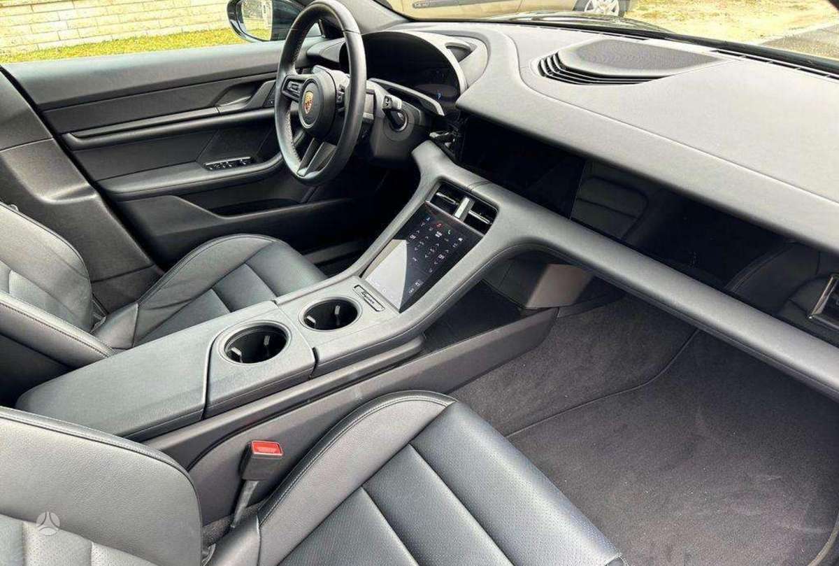 Porsche Taycan, sedanas