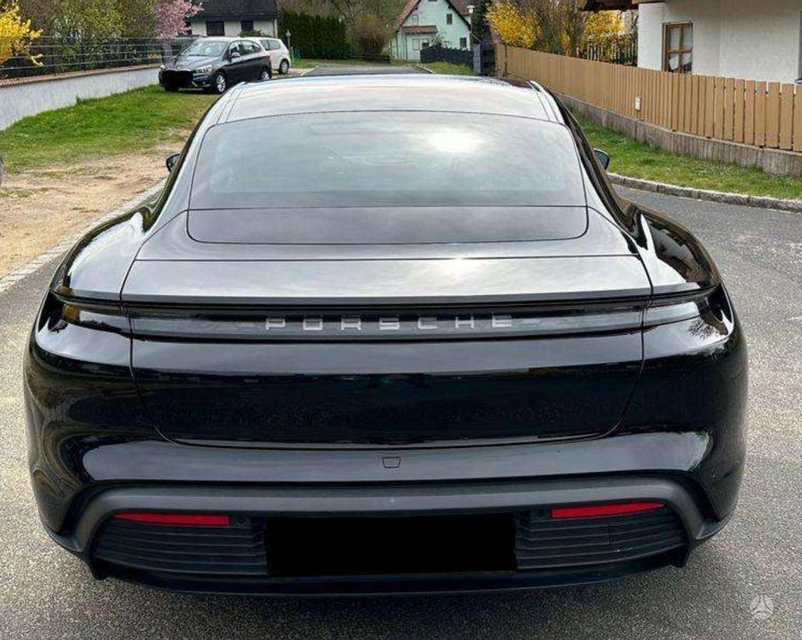 Porsche Taycan, Седан