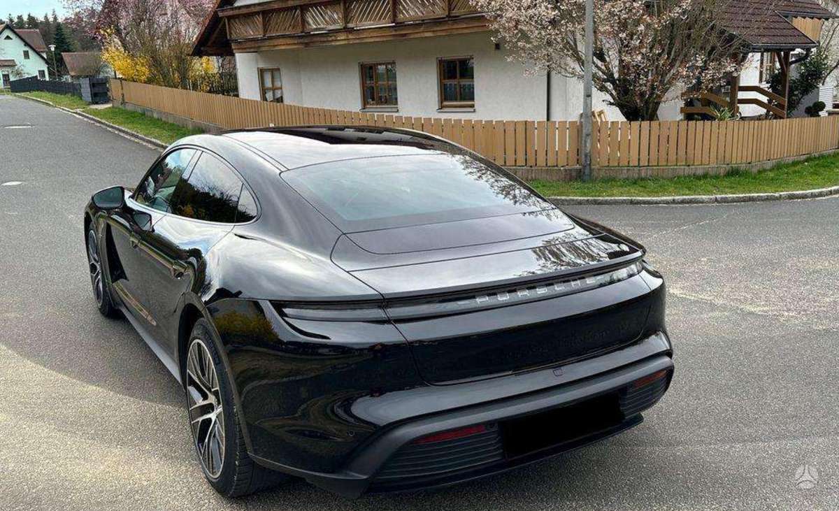 Porsche Taycan, Седан