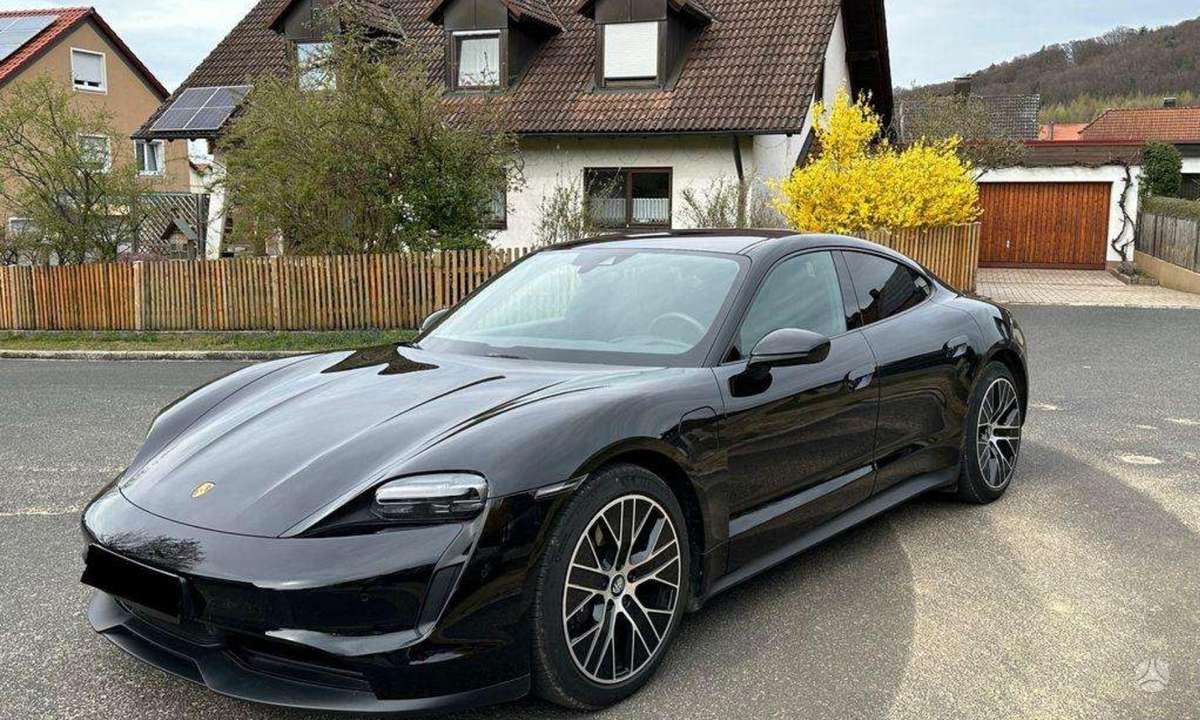 Porsche Taycan, Седан