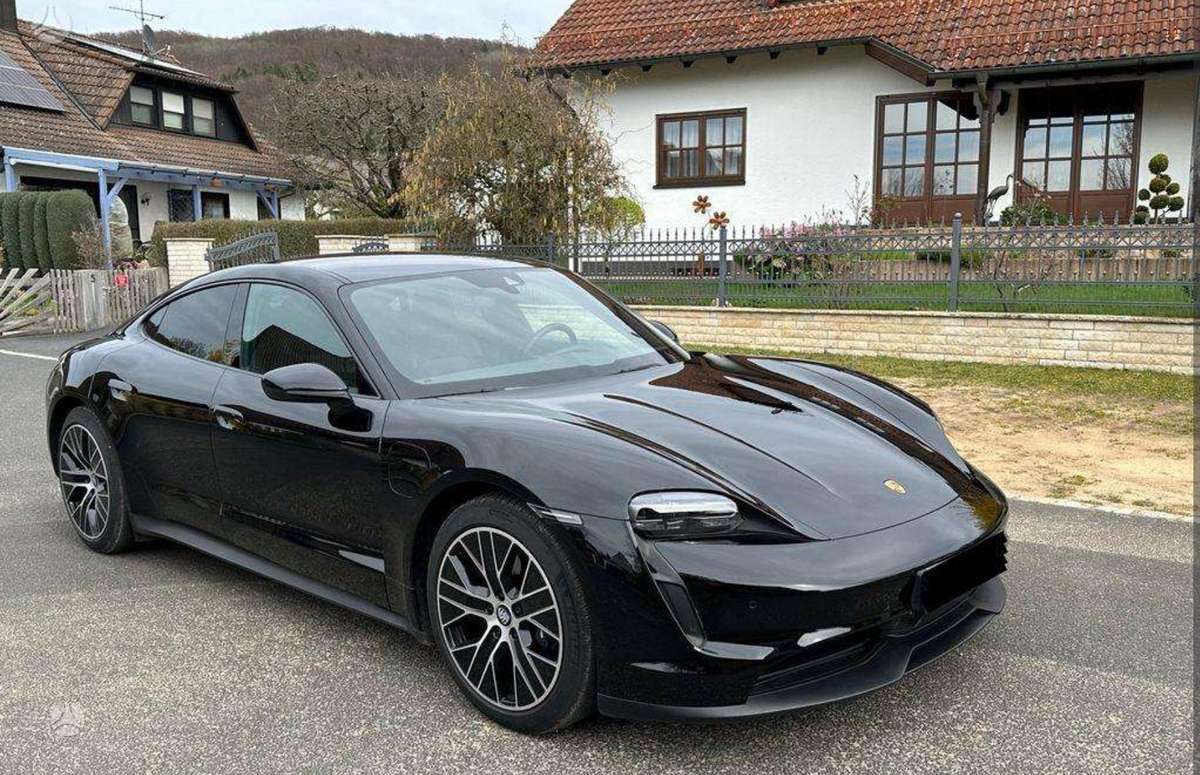 Porsche Taycan, Седан