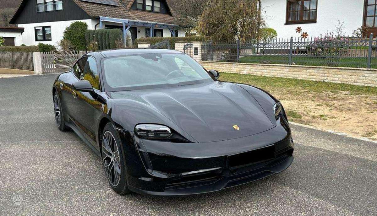 Porsche Taycan, Седан