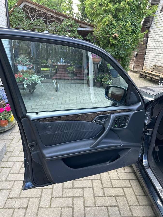Mercedes-Benz E320, 3.2 l., Седан