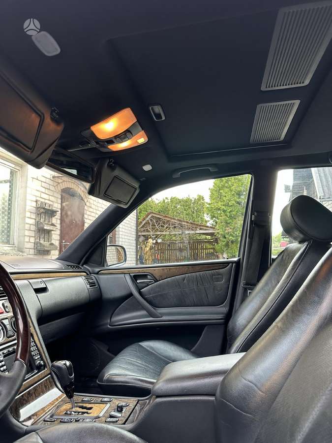 Mercedes-Benz E320, 3.2 l., Седан