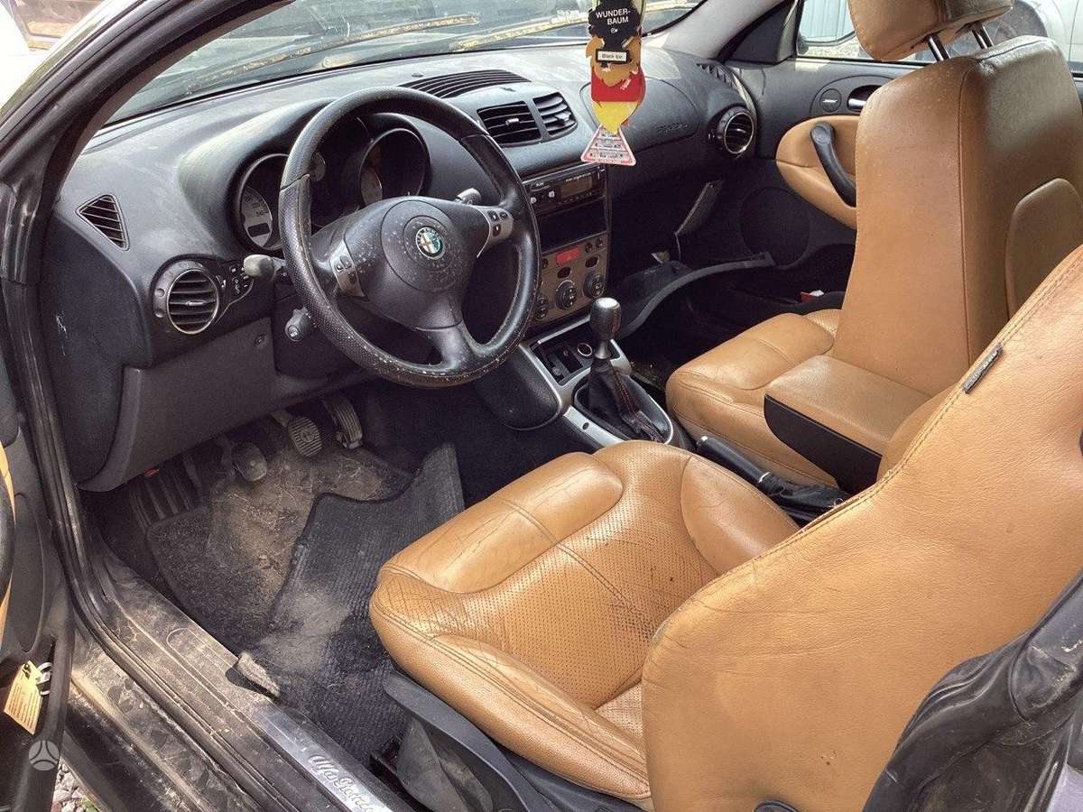 Alfa Romeo GT dalimis