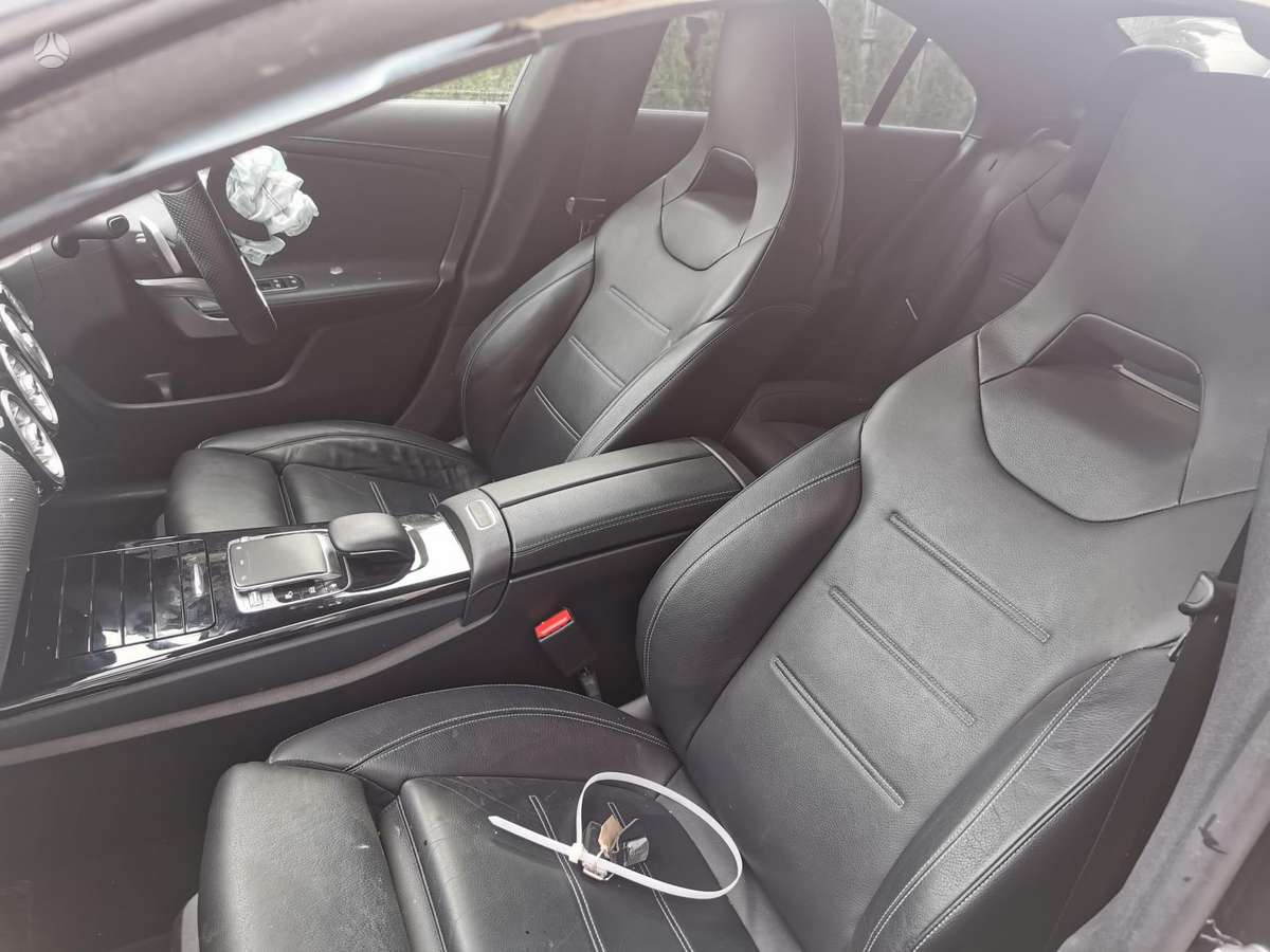 Mercedes-Benz CLA200 dalimis